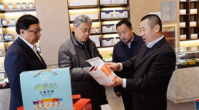 中國(guó)人民銀行黨委書記、中國(guó)銀保監(jiān)會(huì)主席郭樹清蒞臨公司調(diào)研產(chǎn)業(yè)化扶貧工作